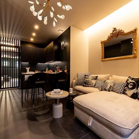 Deluxe Whirlpool Bath & Contemporary Experience *
