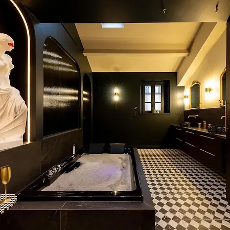 Deluxe Whirlpool Bath & Contemporary Experience *