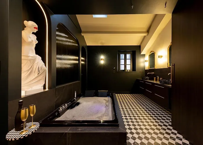 Deluxe Whirlpool Bath & Contemporary Experience *