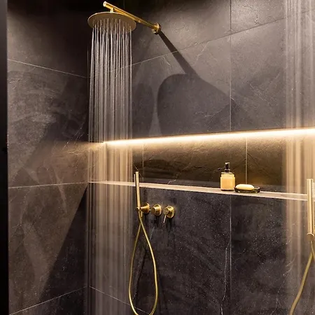 Deluxe Whirlpool Bath & Contemporary Experience *