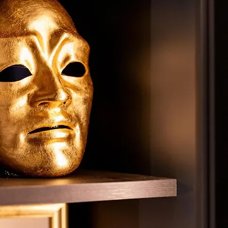 Deluxe Whirlpool Bath & Contemporary Experience Apartment