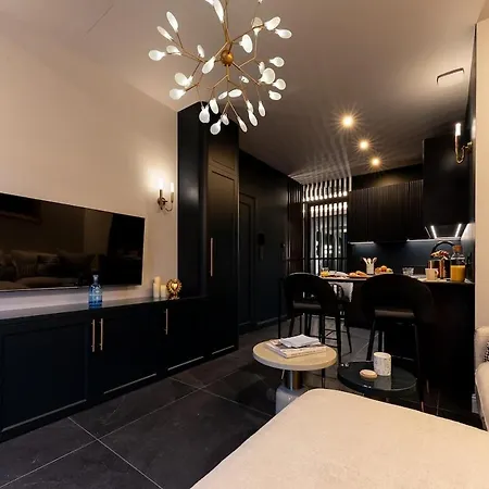 Deluxe Whirlpool Bath & Contemporary Experience *