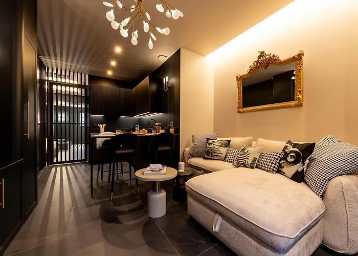 Deluxe Whirlpool Bath & Contemporary Experience *