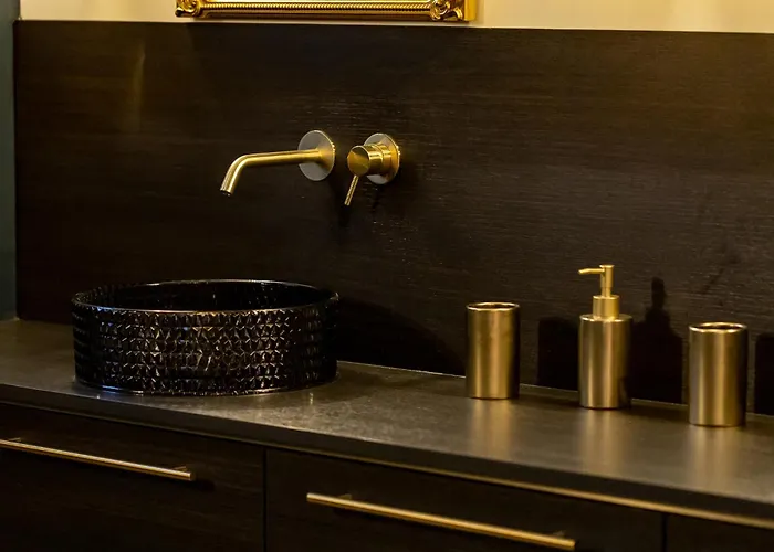 Deluxe Whirlpool Bath & Contemporary Experience Apartment Vallauris