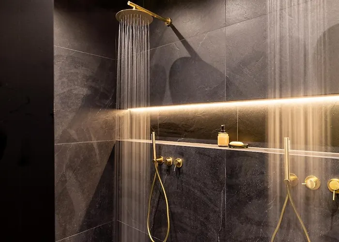 Deluxe Whirlpool Bath & Contemporary Experience *