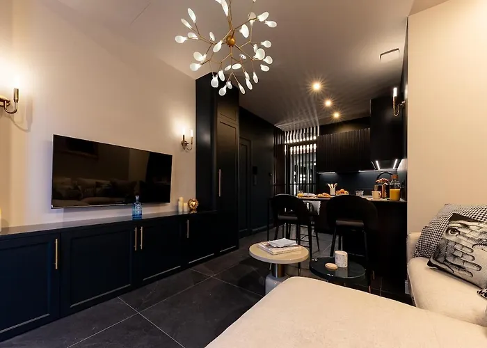 Deluxe Whirlpool Bath & Contemporary Experience *